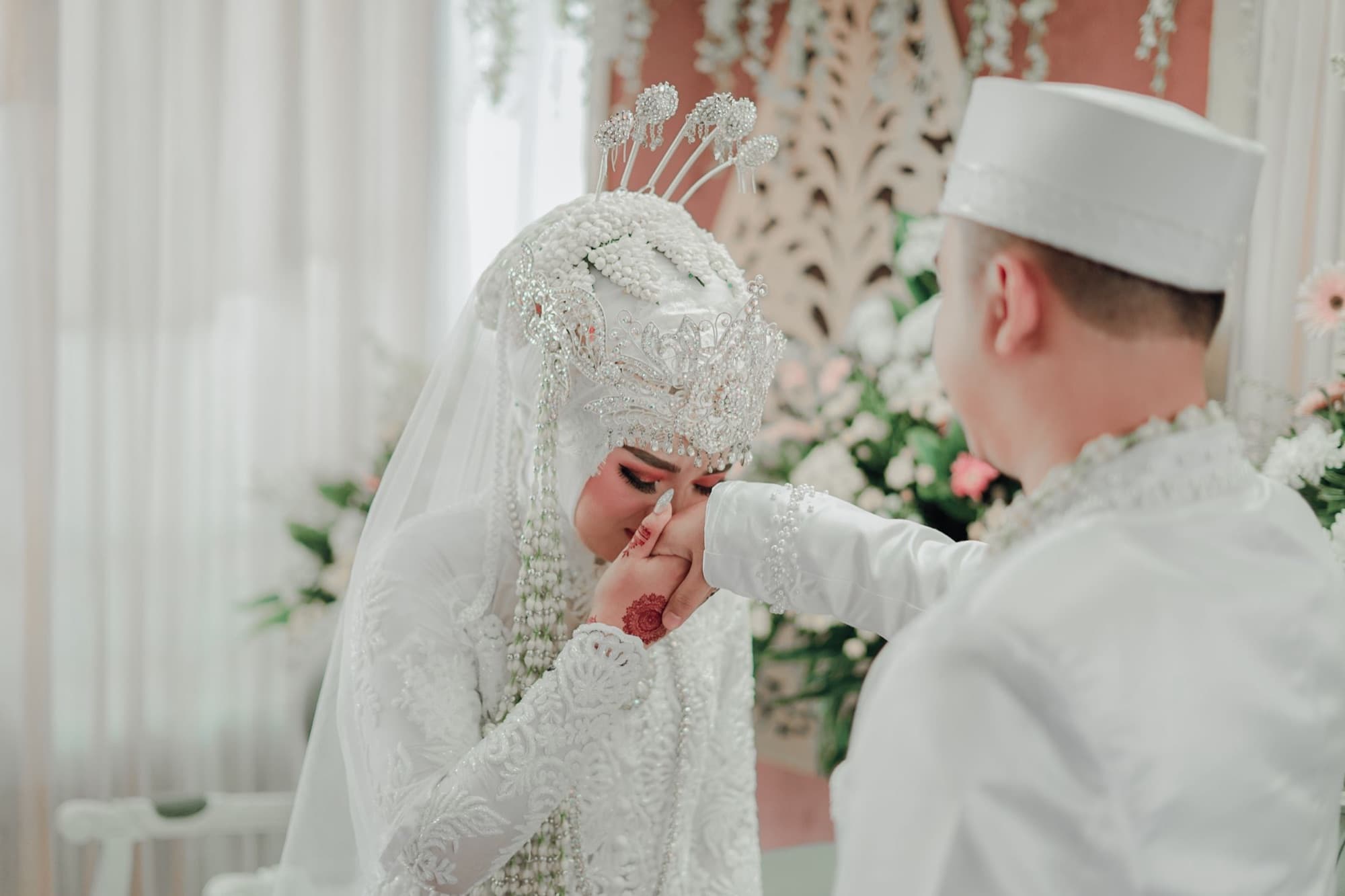 Pengantin bersalaman memohon restu pada prosesi pernikahan