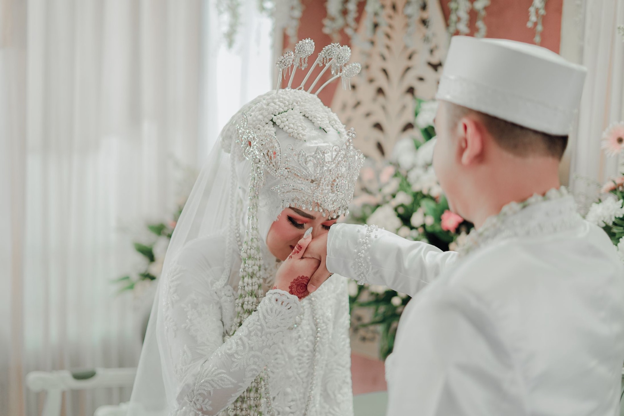 Pengantin bersalaman memohon restu pada prosesi pernikahan